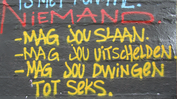 Graffiti-tekst op een muur: Niemand mag jou slaan. Niemand mag jou uitschelden. Niemand mag jou dwingen tot seks.