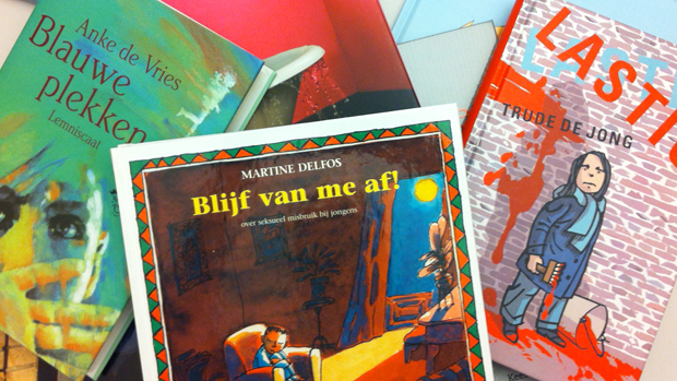 Foto van een stapel boeken over kindermishandeling, waaronder de titels hieronder genoemd.